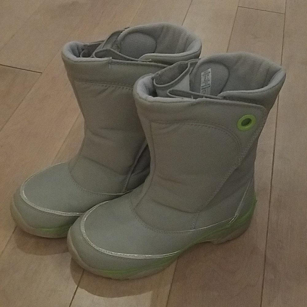 Great little grey snow boots for kids! Like new
